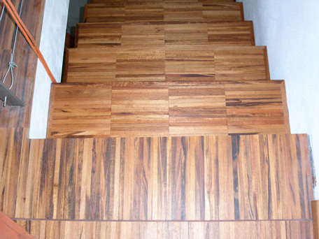 Stufe auf Parkett Hochkant Rio Doussie