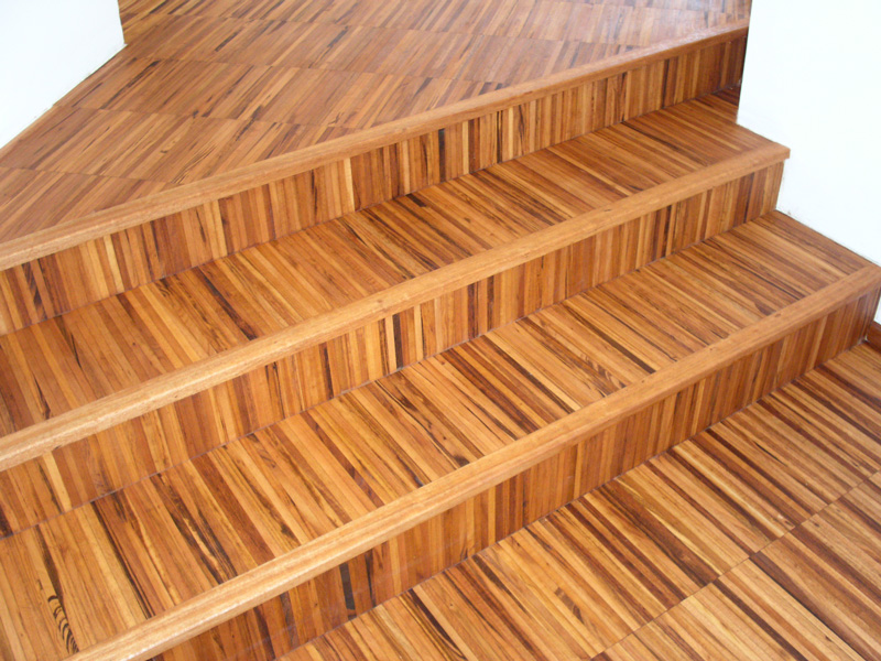 Stufe aus Parkett Hochkant Rio Doussie